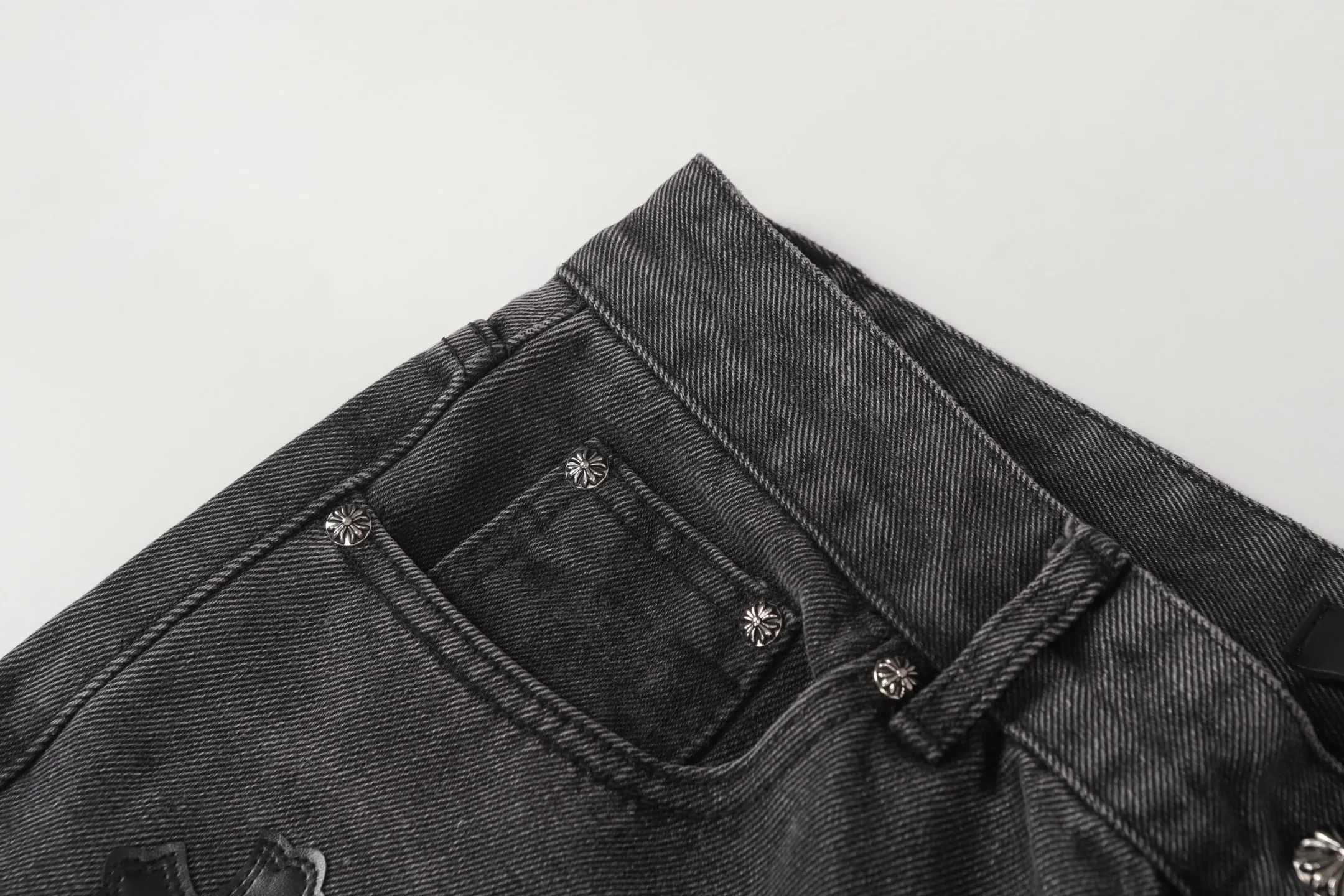 P270 Cross-border model, please do not place an order if you are pursuing quality -Chrome Hearts/Chrome Hearts Cross✝️Applied leather embroidered washed jeans, trousers and casual pants -High weight, high density and high quality. The wool is soft, delicate and skin-friendly. It feels soft and silky. It has excellent warmth and skin-friendly properties. -Size: 28 30 32 34 36